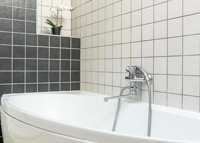 Spacious 2-level Penthouse In *