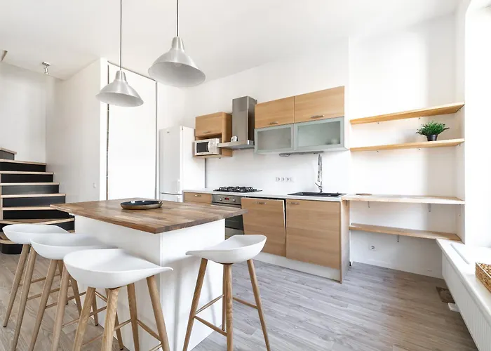 Spacious 2-level Penthouse In Apartment