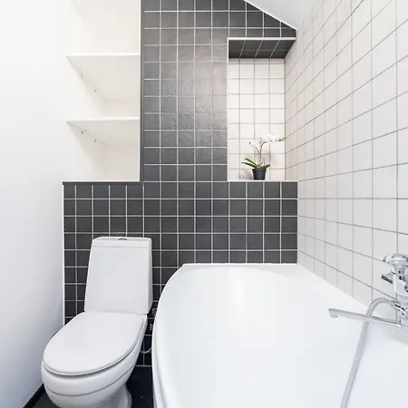 Spacious 2-level Penthouse In *