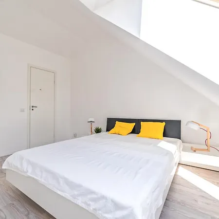 Spacious 2-level Penthouse In شقة