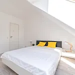 Spacious 2-level Penthouse In Apartman