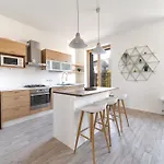 Apartman Spacious 2-level Penthouse In