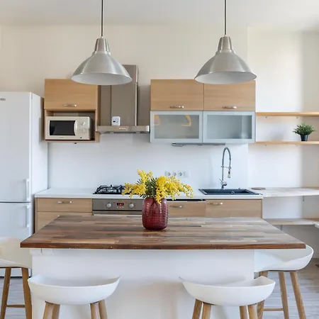 Spacious 2-level Penthouse In Apartman