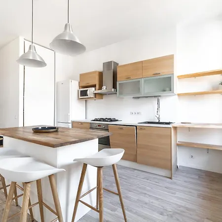 Spacious 2-level Penthouse In Apartman