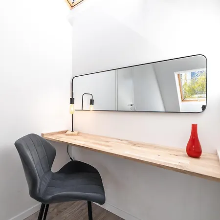Appartement Spacious 2-level Penthouse In *
